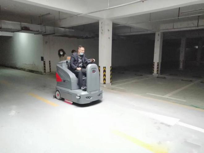 平凉小区物业保洁不用人力改用驾驶式洗地机了